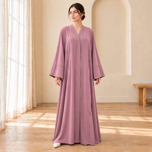 Abaya mauve élégante en intérieur crème
