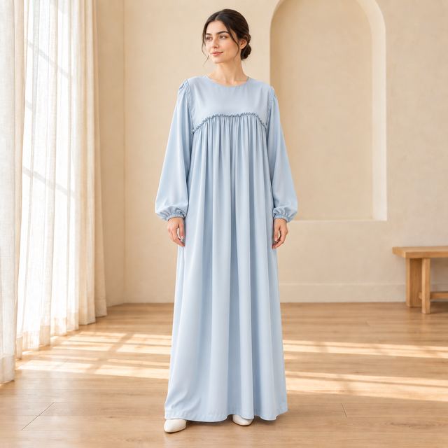 Robe bleu poudré dans une alcôve crème