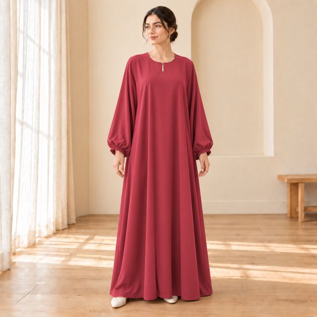 Robe longue framboise dans un intérieur crème