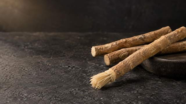 Plusieurs bâtonnets de siwak