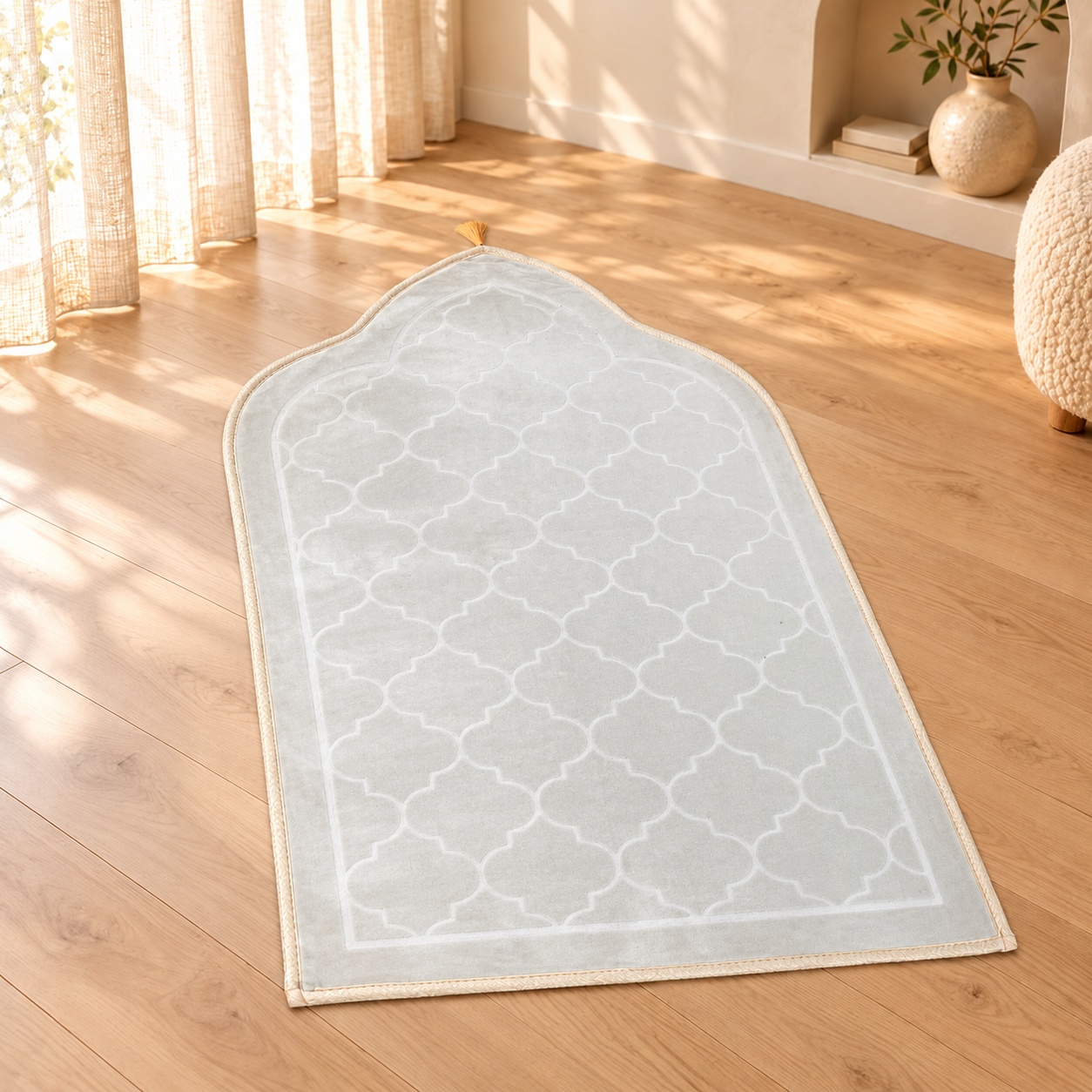 Tapis de prière arqué gris clair, motif quatrefoil, pompon doré